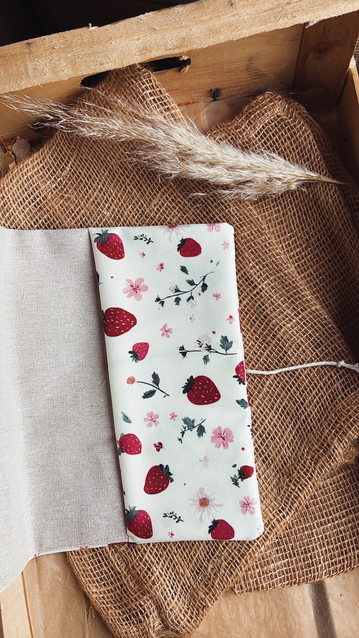 Protège carnet fraise